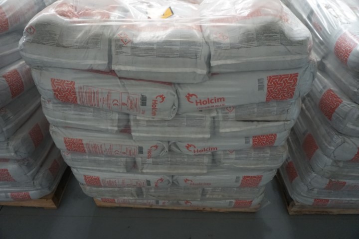 Lot 11 1 palette de 64 sacs 25 kg Ciment Holcim Trans Executive