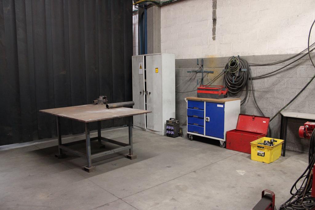 Table de soudure avec étau+ armoire métallique avec contenu + desserte d'atelier – kavel bij Trans Executive