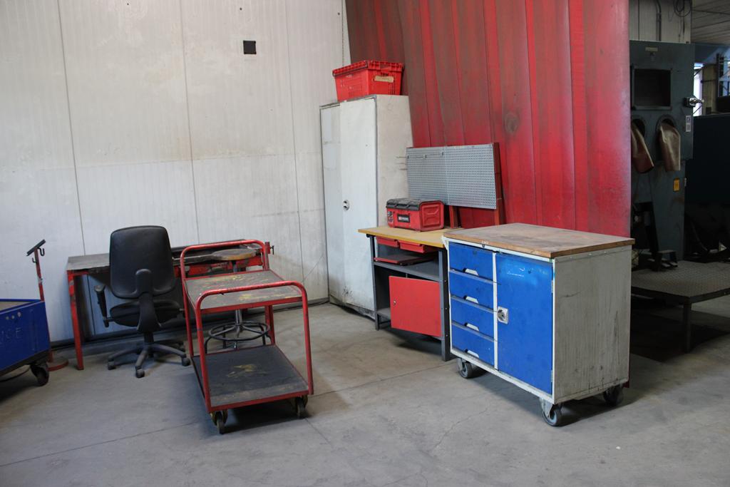 Armoire et bacs métallique avec contenu + desserte d'atelier+ établi+ chariot de transport – kavel bij Trans Executive